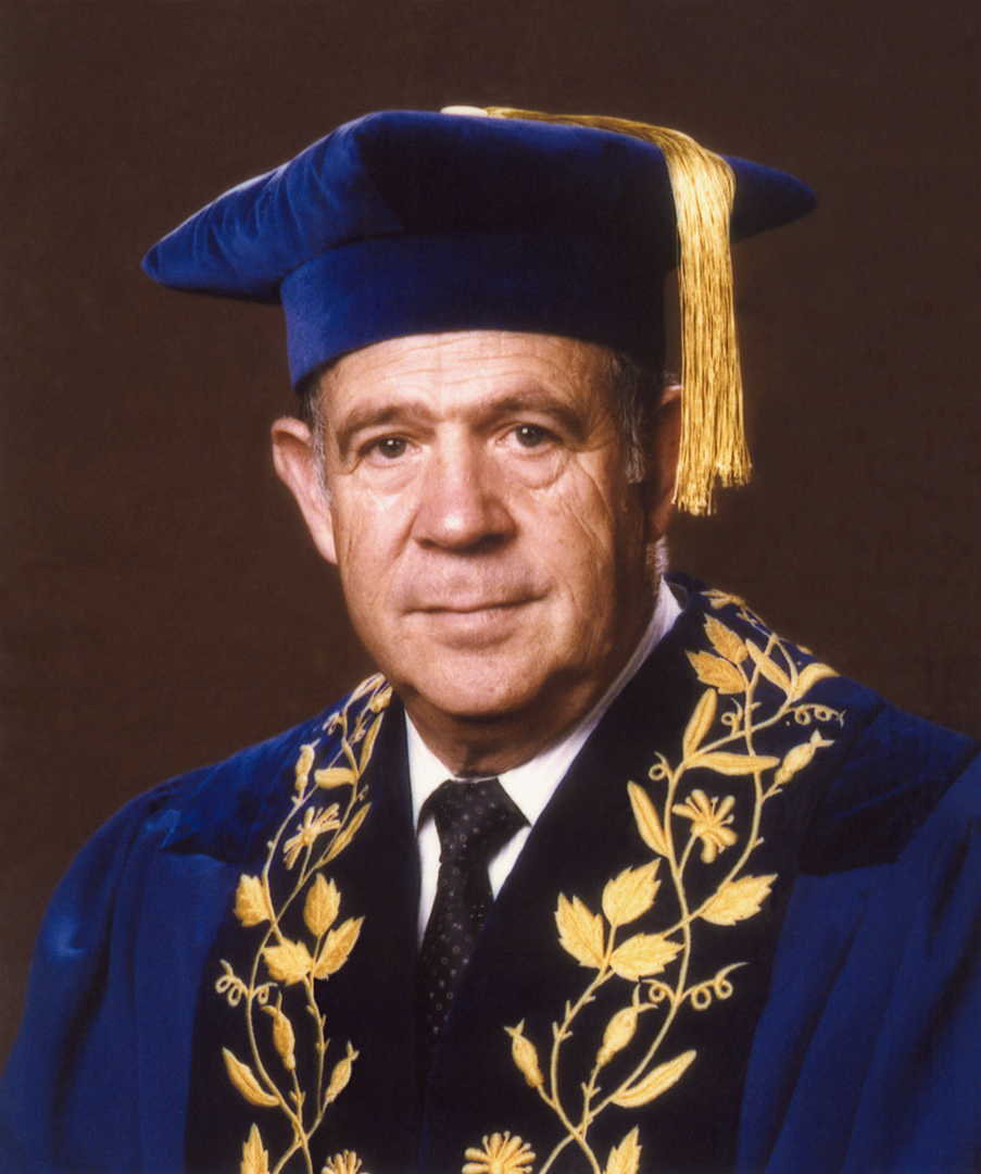 <p>The vice-chancellorship of <em>Broederbond</em> member and National Party stalwart Professor Cas van Vuuren ends. He is replaced in 1994 by Professor Marinus Wiechers, a reformer who attempts to make sweeping changes.</p>
